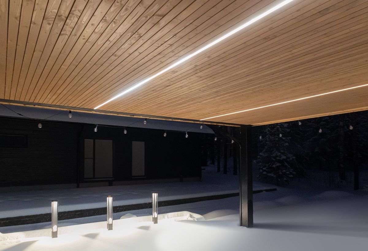 La quantità di luce desiderata sulla terrazza può essere ottenuta con strisce LED dimmerabili e regolabili in temperatura di colore, installate tra i cornicioni del tetto